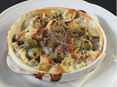 Antivinoのオリーブを入れたゴルゴンゾーラとパンのフォンデュータ